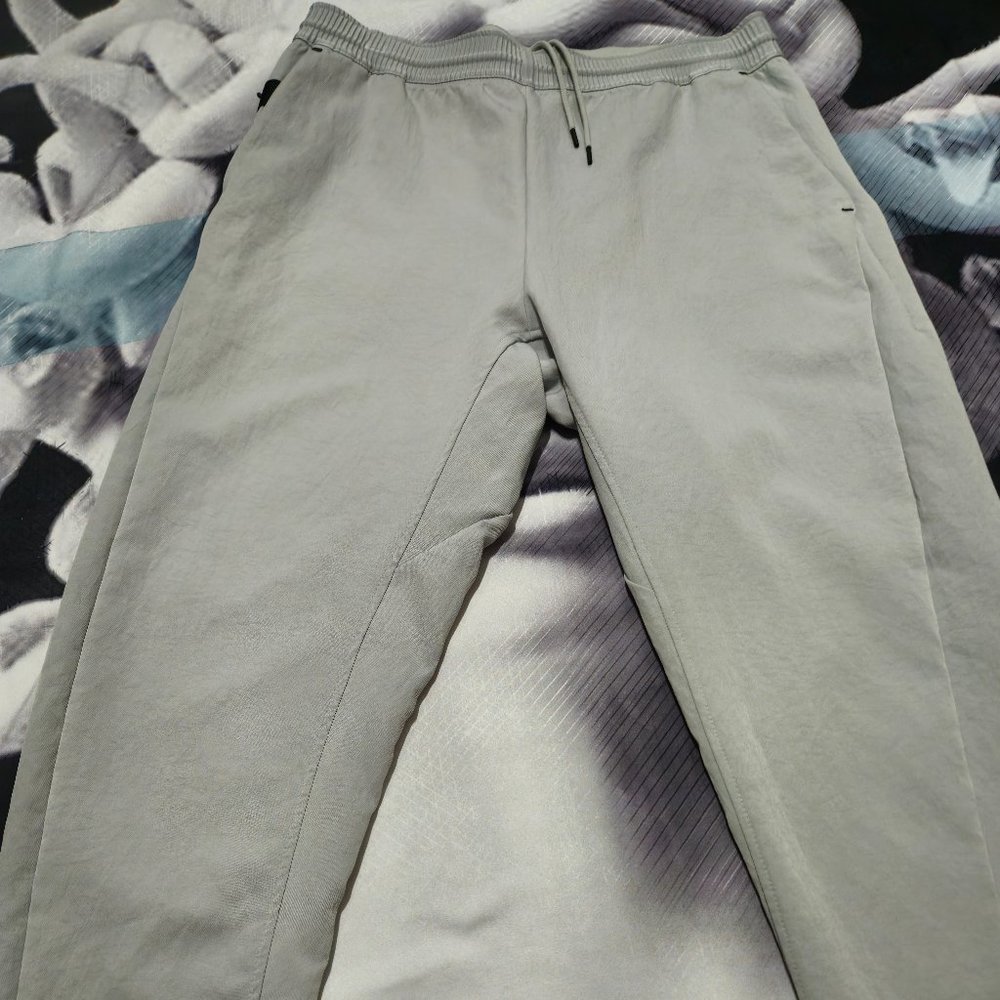 Nike Tech Woven Cropped Pants - Large (AR1562-077)